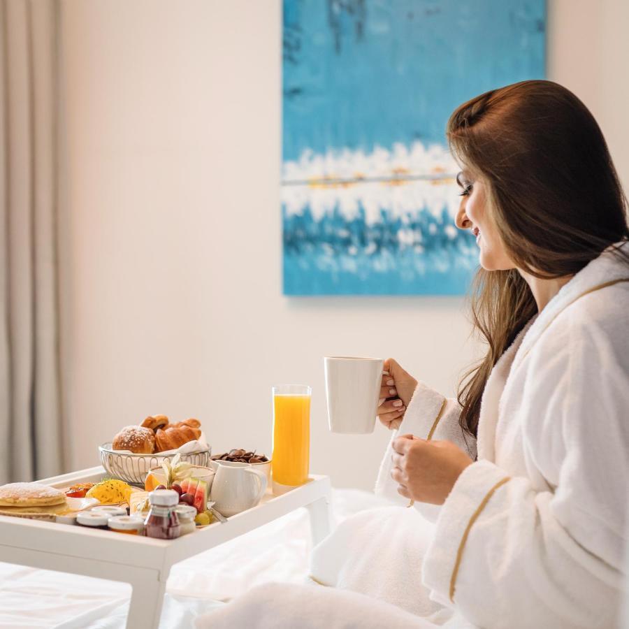 Centara West Bay Hotel & Residences Doha Eksteriør bilde A woman in a bathrobe