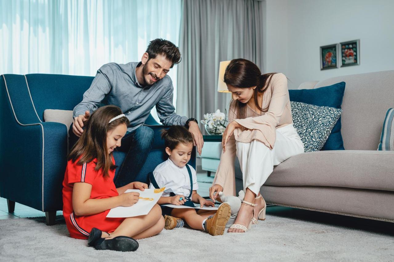 Centara West Bay Hotel & Residences Doha Eksteriør bilde A family