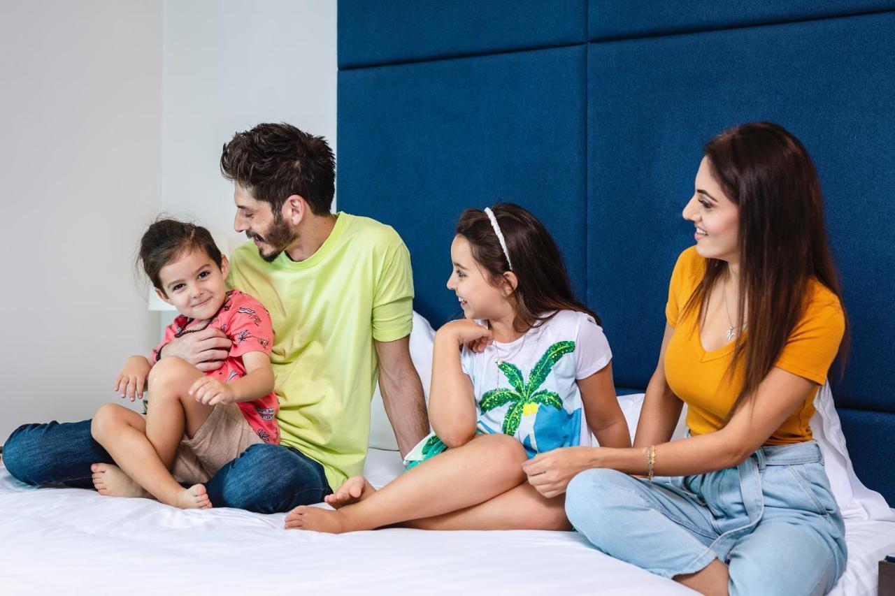 Centara West Bay Hotel & Residences Doha Eksteriør bilde A family