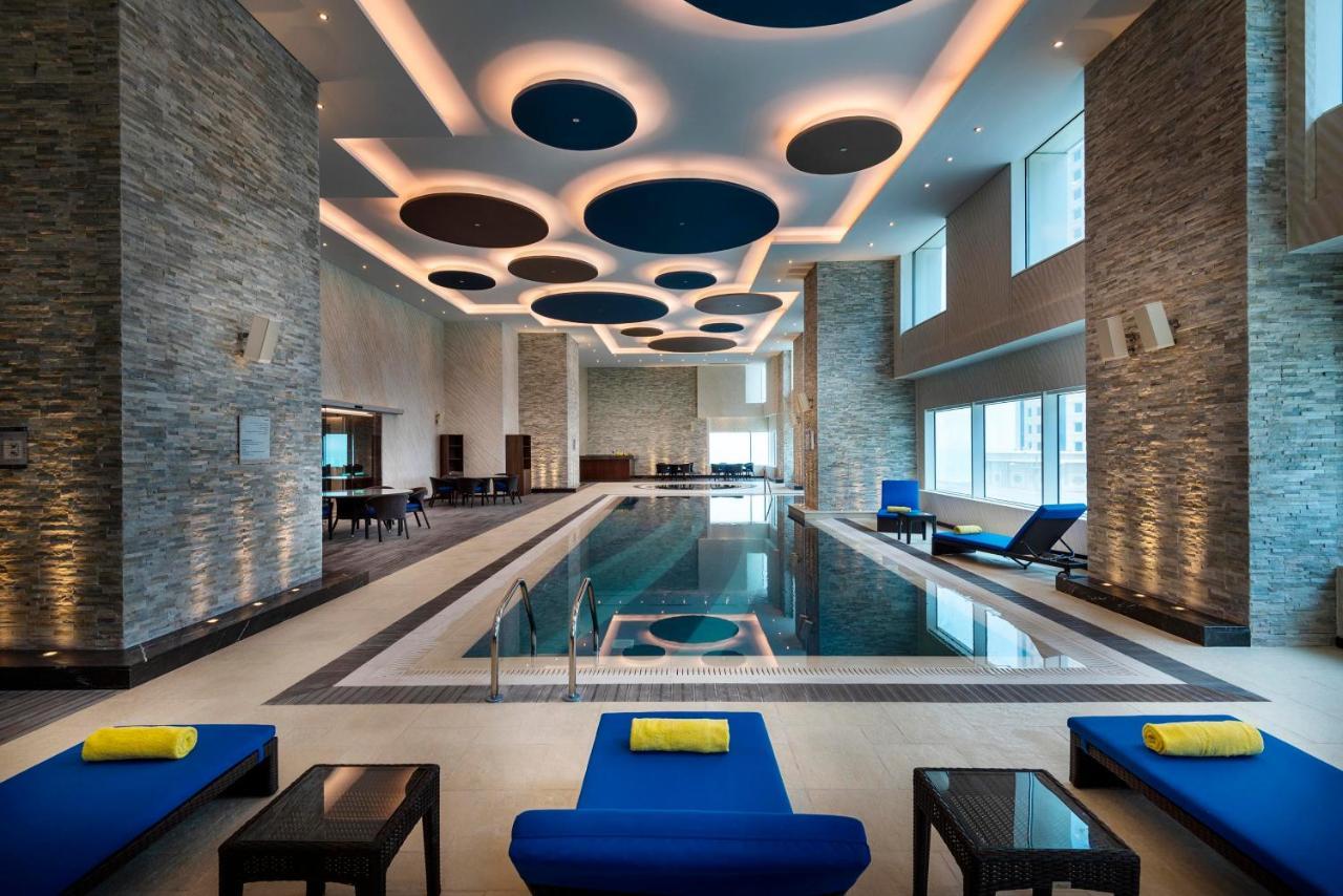 Centara West Bay Hotel & Residences Doha Eksteriør bilde The swimming pool at the hotel