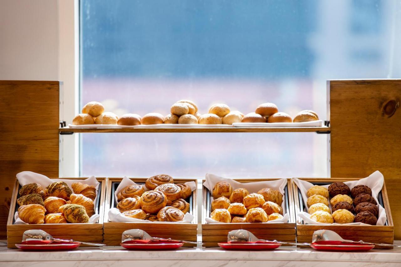Centara West Bay Hotel & Residences Doha Eksteriør bilde Bakery items