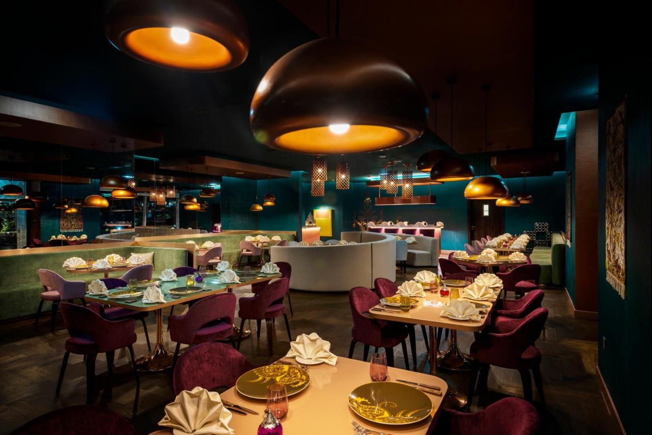 Centara West Bay Hotel & Residences Doha Eksteriør bilde The interior of the restaurant