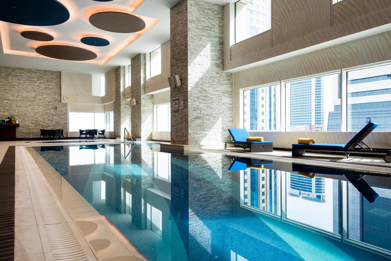 Centara West Bay Hotel & Residences Doha Eksteriør bilde The pool at the hotel